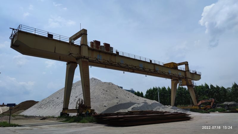 广州南沙钢铁物流有限公司2台32T门式起重机、1台10T门式起重机、16吨电磁吸盘等机械设备一批